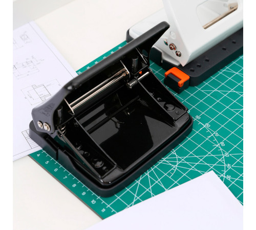 Дырокол DELI до 15 листов, металлический корпус, черный