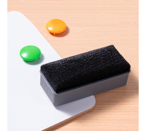 Губка магнитная для маркерных досок Deli 110 x 50 х 40 мм., серая