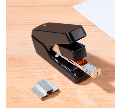 Степлер DELI до 40 листов, пластиковый корпус, облегченное нажатие, (скобы №24/6 - 26/6), черный